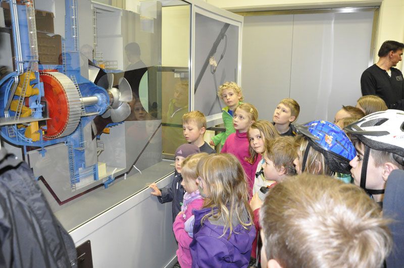 Děti si prohlížejí model turbíny v elektrárně na Dunaji v Greifensteinu.