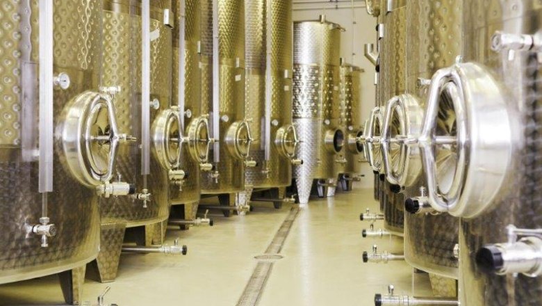 Modern&iacute; sudy na v&iacute;no vedle sebe.