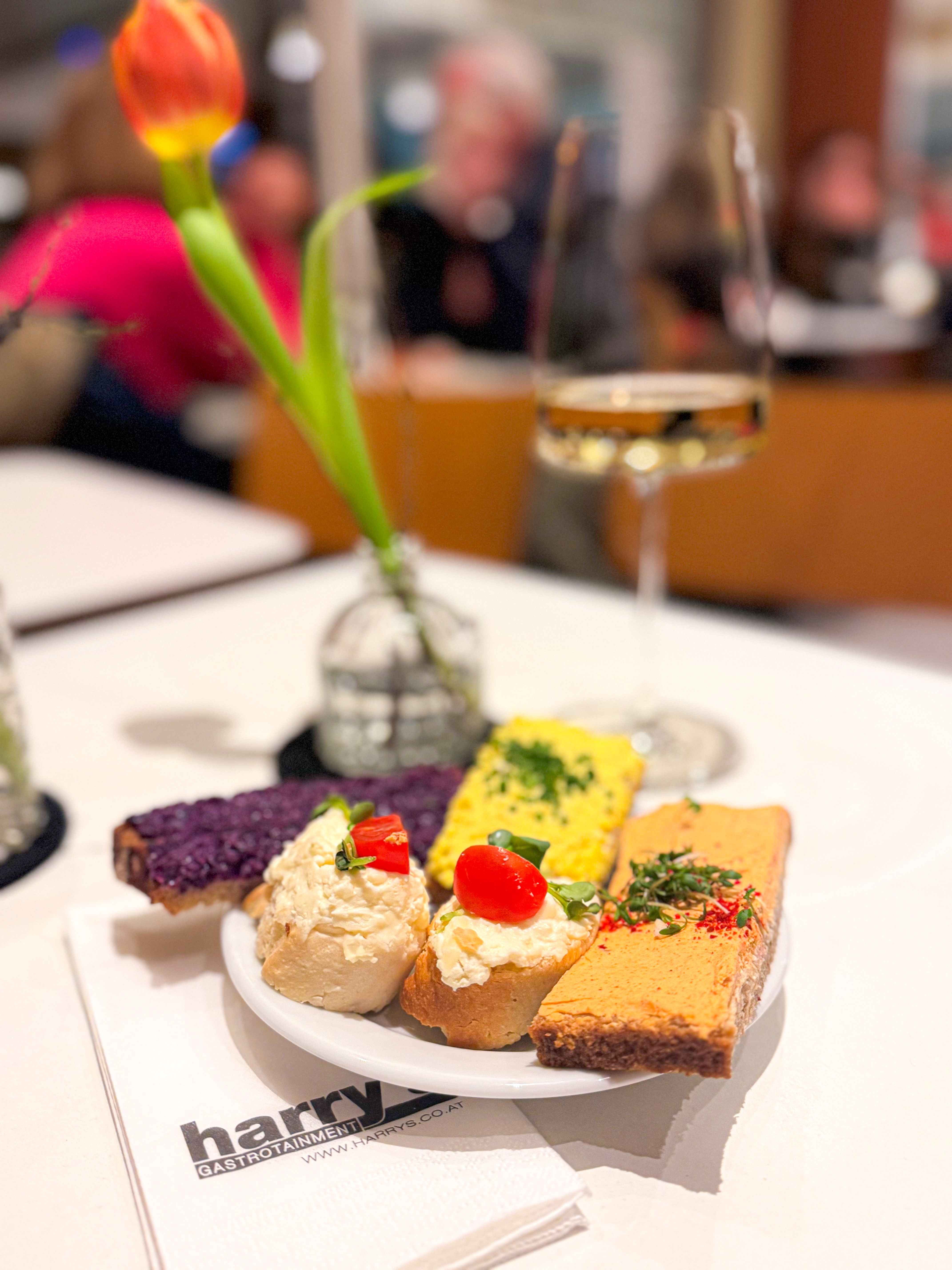 Chlebové rohlíky s různými pomazánkami