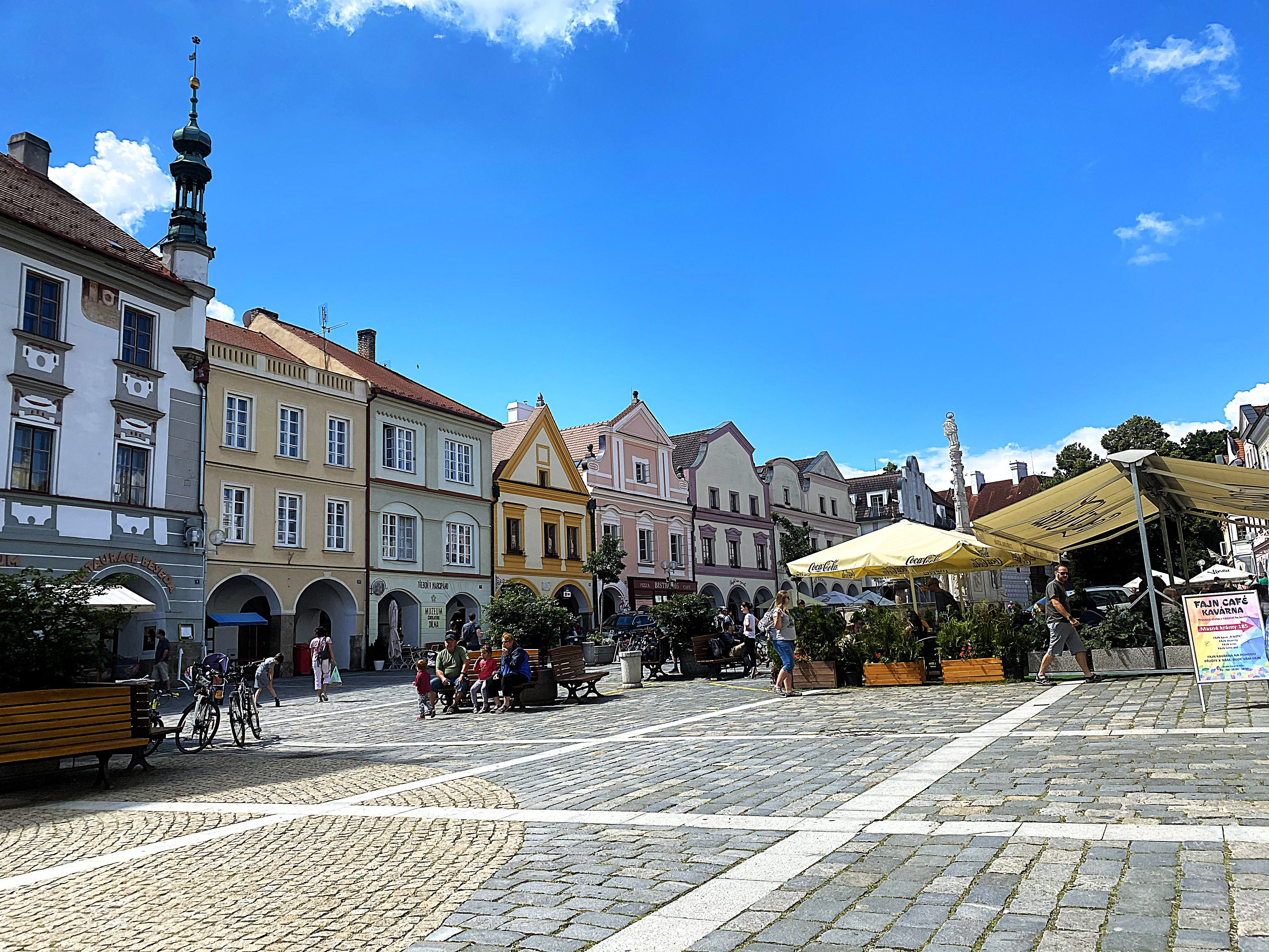 Živé náměstí s pestrou řadou domů