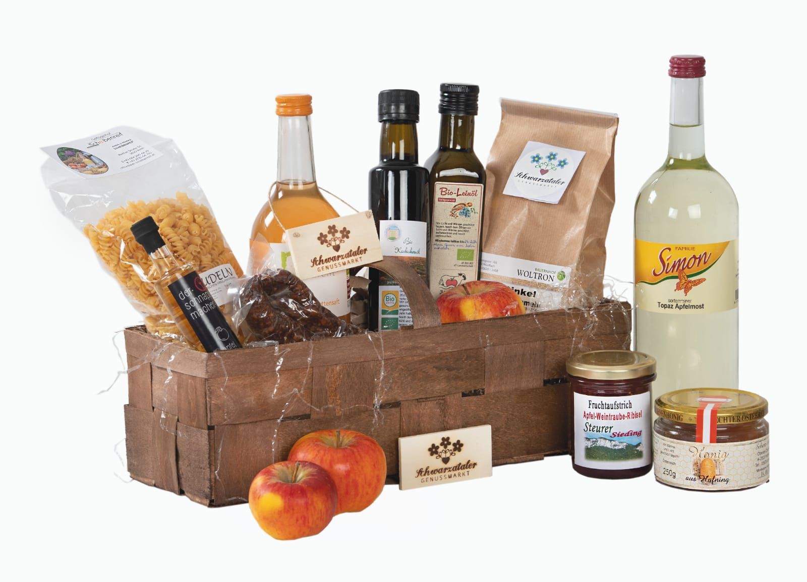 Dárkový koš s regionálními produkty, jako je olej, těstoviny, džus a med.