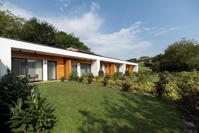 Moderní penzion se zahradou a terasou.