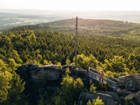 Nebelstein Ausblick, Landschaft, Kreuz, Thayatalweg 630, Zusatzetappe Weg entlang der Lainsitz, &copy; Waldviertel Tourismus, Melanie T&ouml;bbe