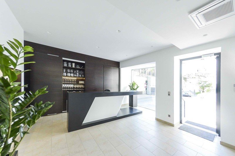 Moderní degustační místnost s barem a regály ve vinařství Stadt Krems.