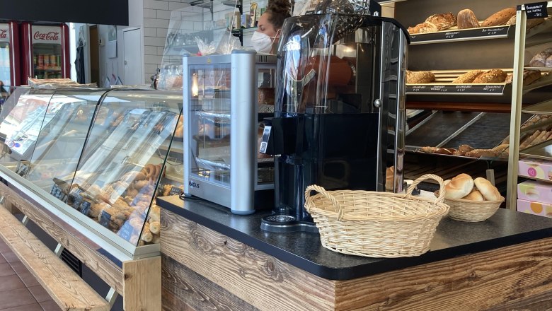 Store counter, &copy; Sabathiel