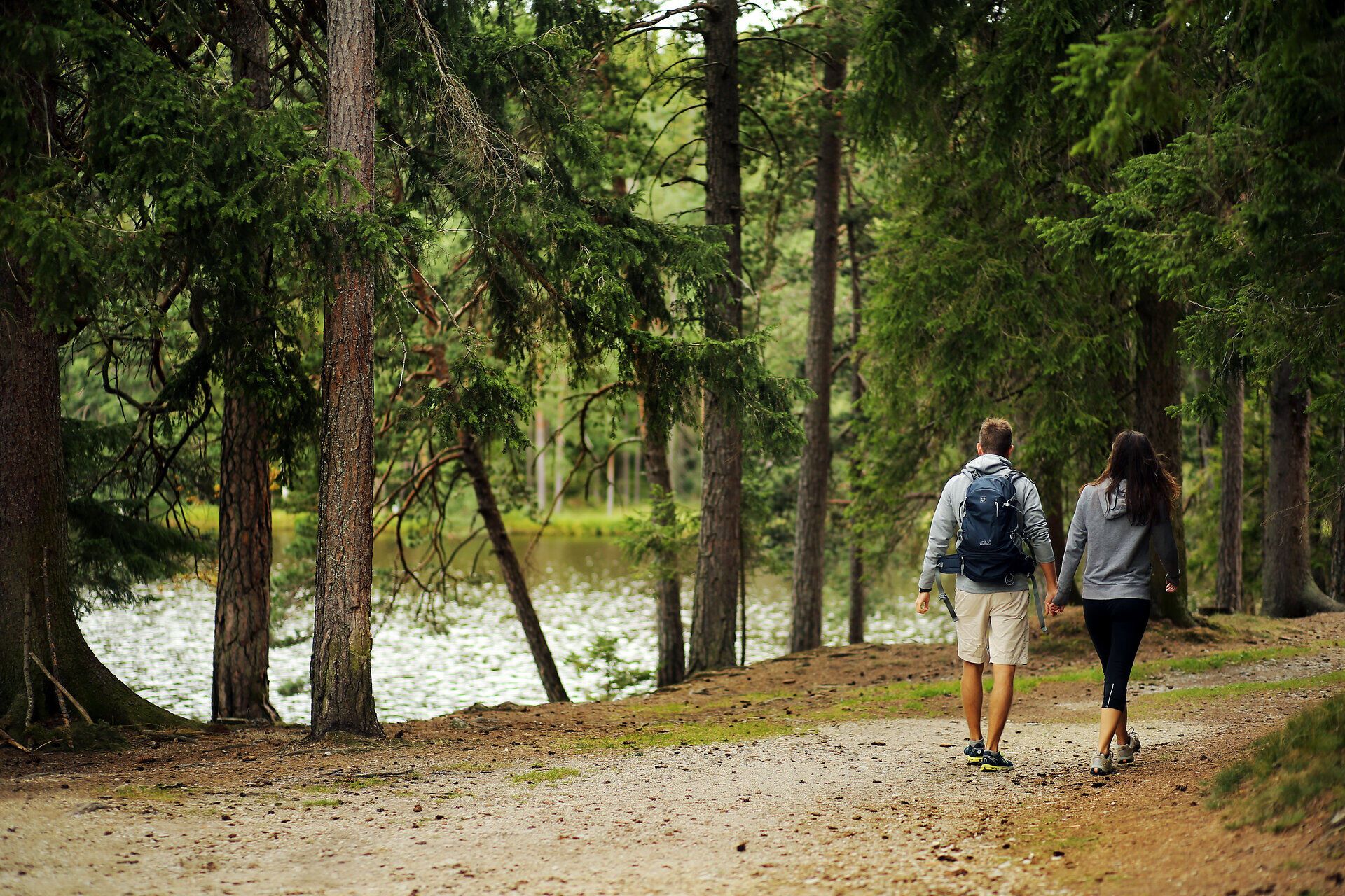 Romantická procházka podél klidných vod rybníka Edlesberg vybízí k vychutnání čerstvého vzduchu a okolní přírody. Vysoké stromy poskytují stín a vytvářejí klidnou atmosféru, zatímco jemné šplouchání vody vybízí k odpočinku.