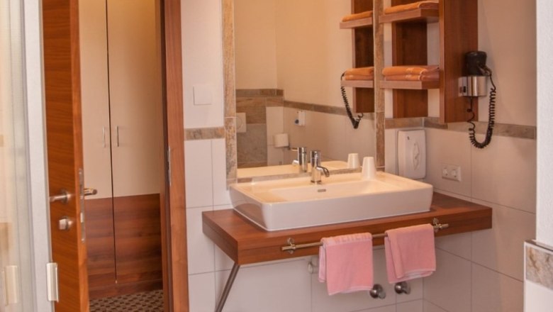 Bathroom 2, &copy; Johann Gruber