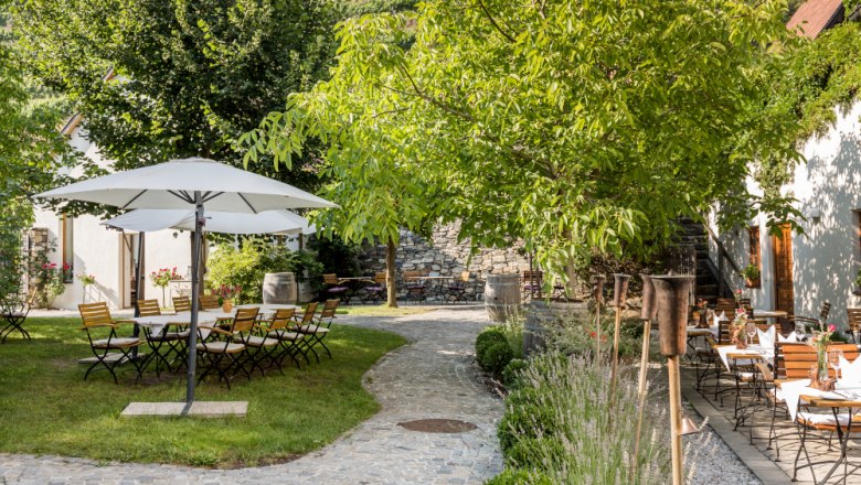 Winery Nigl courtyard with castle view, &copy; Weingut Nigl GmbH