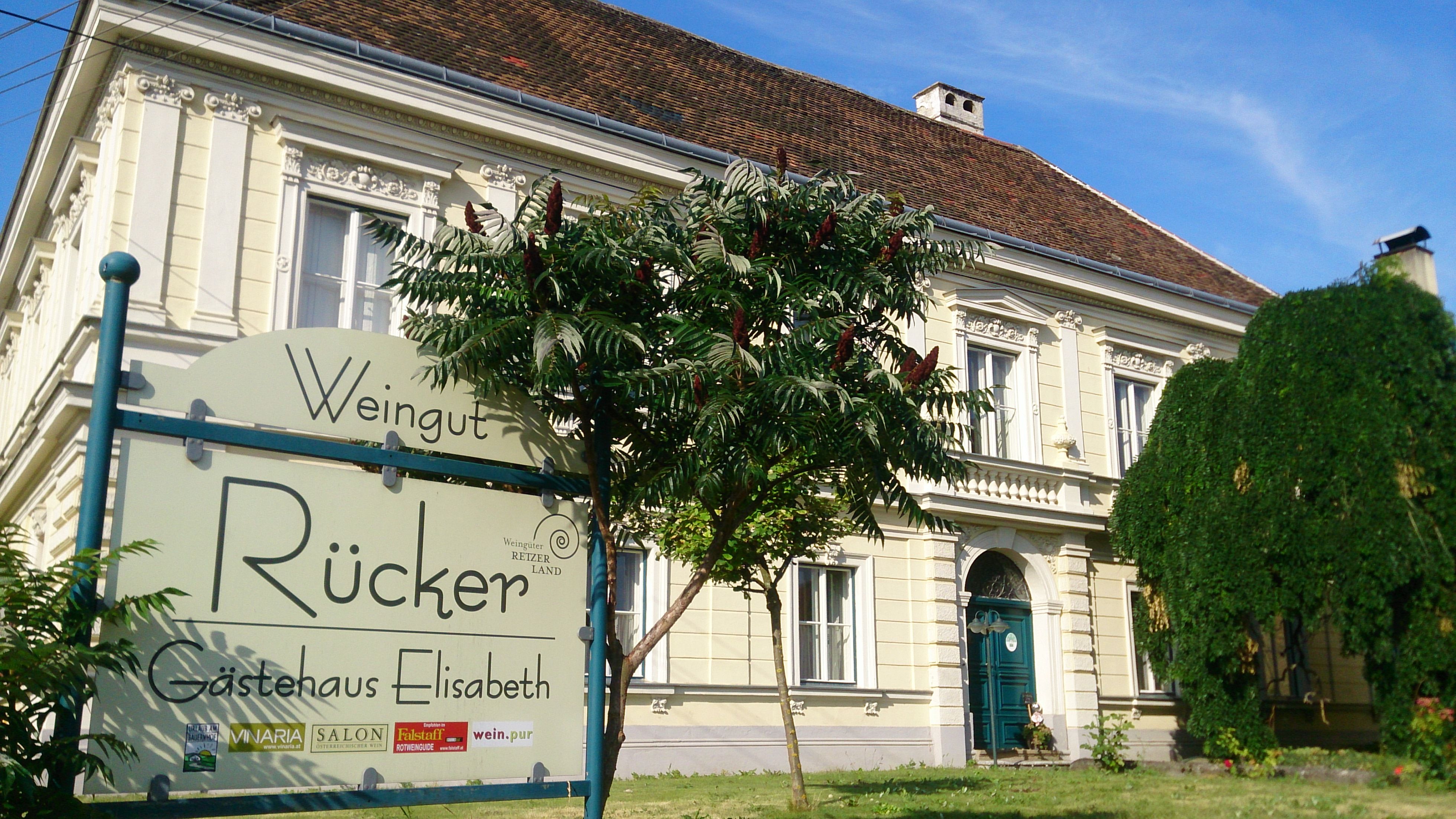 Historická budova s nápisem "Weingut Rücker Gästehaus Elisabeth".
