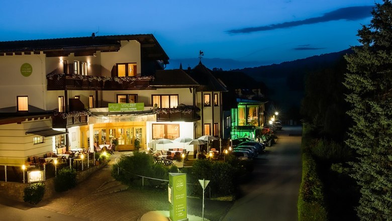 VITALZEIT-HOTEL-WEBER_Aussenansicht-Nacht_&copy;-Michael-Giefing_komp, &copy; Michael-Giefing