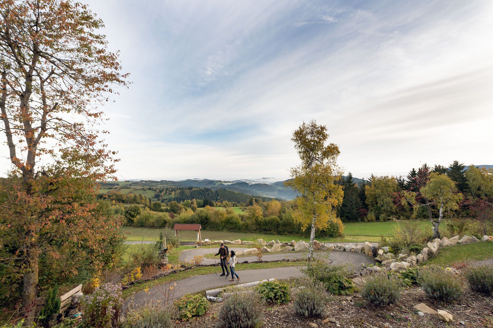 V mírné kopcovité krajině se rozprostírá malebné panorama, které pohladí na duši. Barevné listí na stromech ohlašuje příchod podzimu a vybízí k odpočinkové procházce. Zde, kde příroda září v celé své kráse, najdete ideální místo, kde si můžete vychutnat klid a krásu okolí.