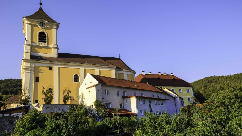 Pfarrkirche und Kloster, © wieneralpen-kremsl