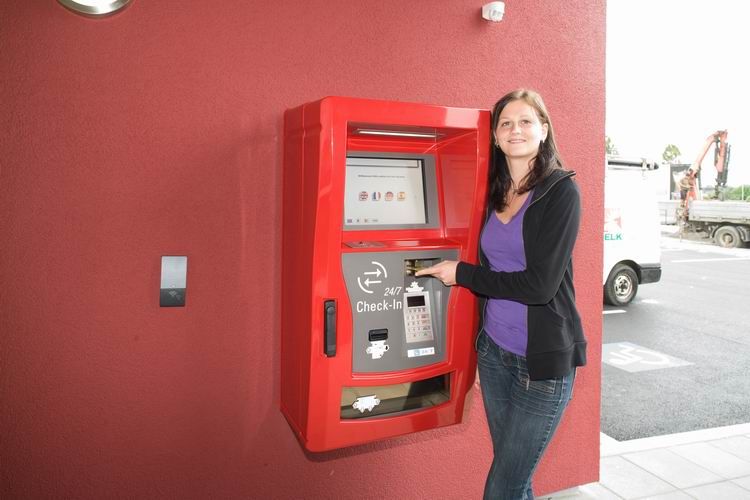 Žena používá odbavovací zařízení v hotelu Cleverhotel Herzogenburg.