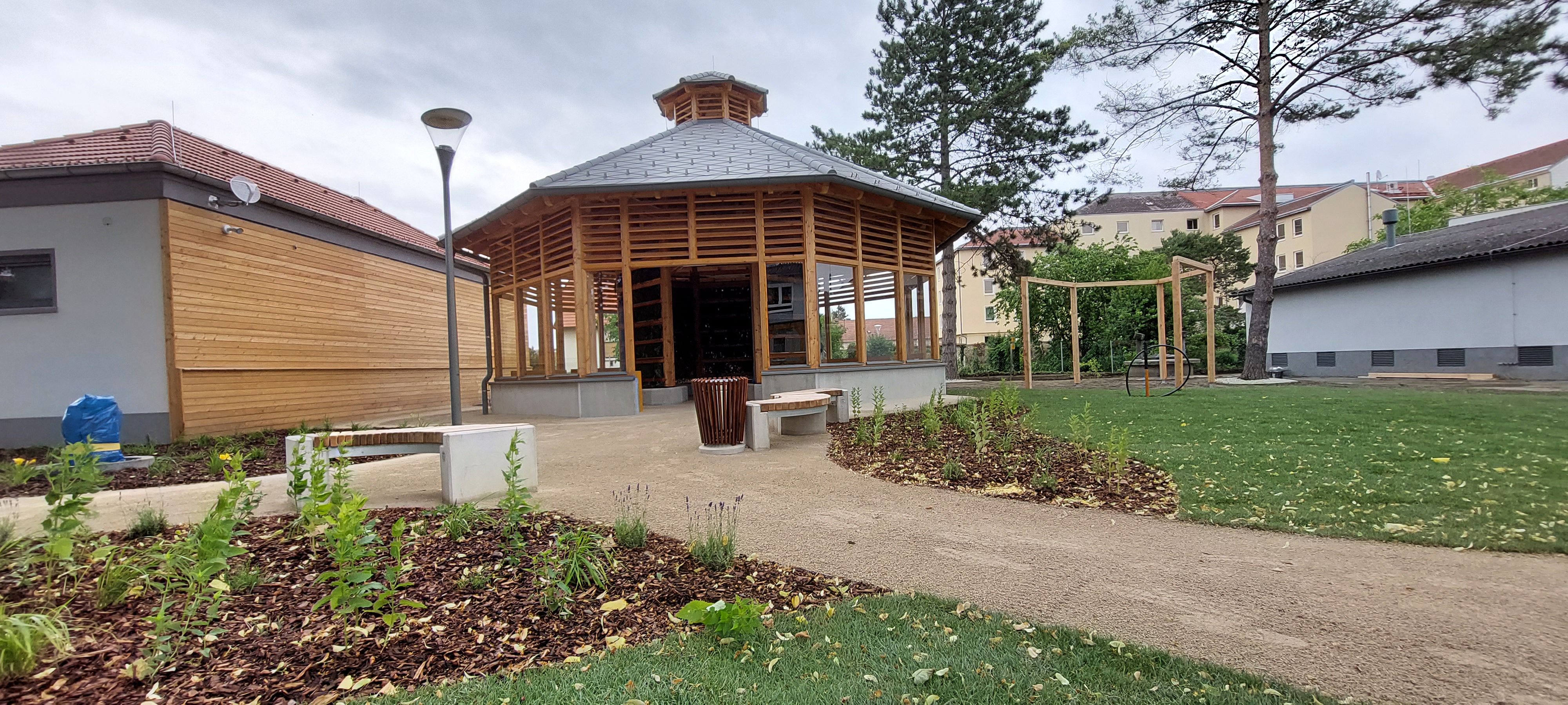 Moderní inhalatorium s dřevěnou konstrukcí a zahradou.