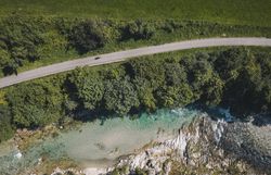 Luftansicht des Ybbstalradwegs durch Natur und entlang der klaren Ybbs.