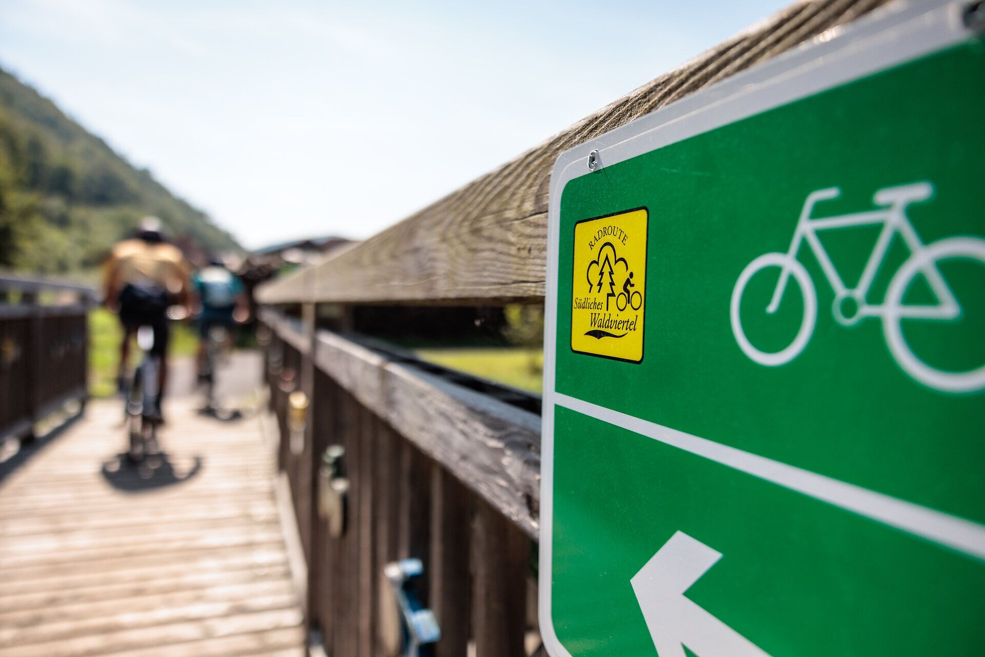 Mírné kopce jižního Waldviertelu zvou k osvěžující cyklistické túře. Čistý vzduch a malebná krajina vytvářejí dokonalou kulisu pro nezapomenutelné zážitky v přírodě. Objevte krásy regionů a užijte si svobodu na dvou kolech.