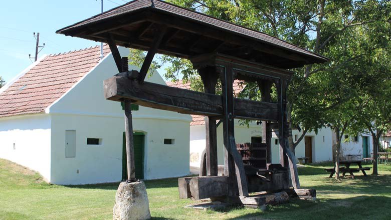 Wine cellar lane Sierndorf/March, © Weinviertel Tourismus