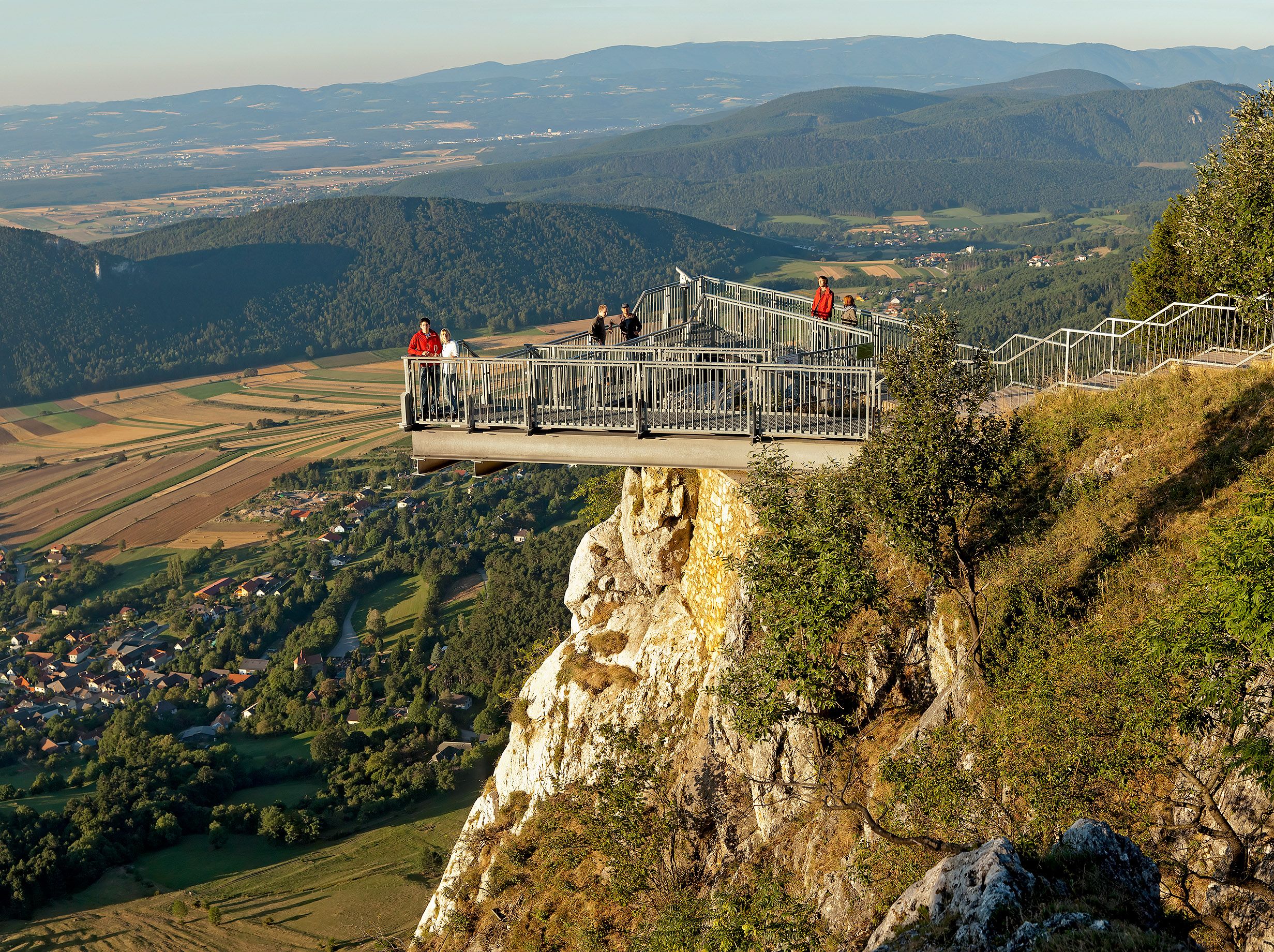 Skywalk Hohe Wand s návštěvníky a výhledem do krajiny.