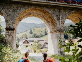 Bahnwanderweg, Semmering, M&uuml;rzzuschlag, Semmeringbahn, Wiener Alpen in Nieder&ouml;sterreich, &copy; Kunsthaus M&uuml;rz / Nici Seiser nixxipixx.com