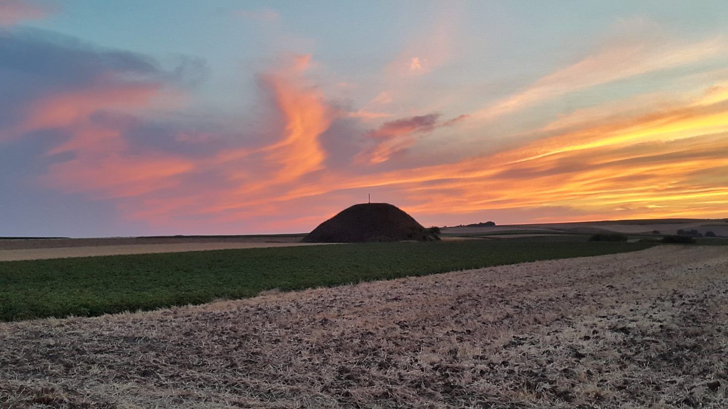 Tumulus při západu slunce