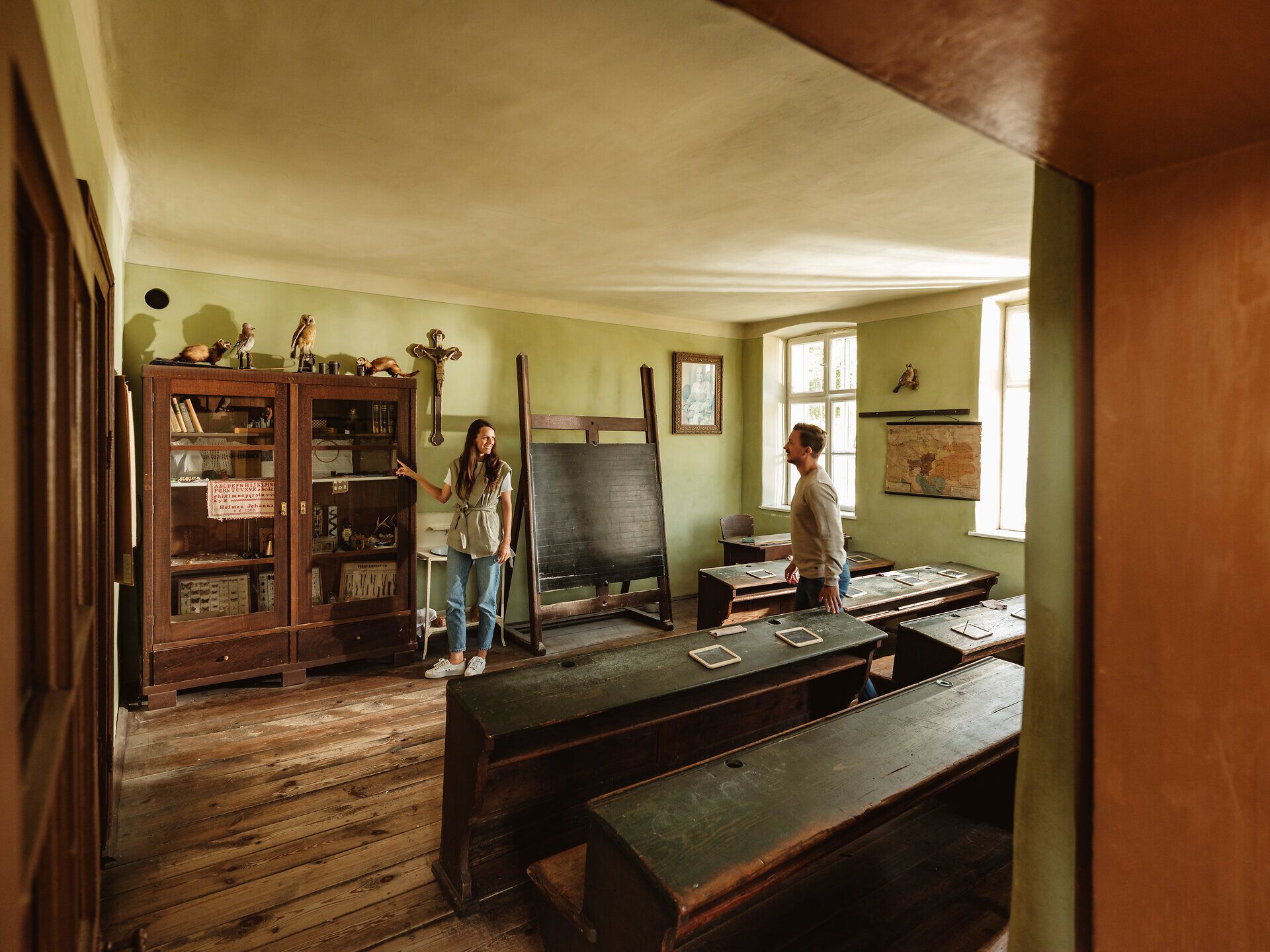 In einem charmanten, historischen Klassenzimmer des Weinviertler Museumsdorfes Niedersulz wird die Vergangenheit lebendig. Die alten Schulbänke und die Tafel erzählen Geschichten aus einer Zeit, als Lernen noch ganz anders war. Hier spürt man die Atmosphäre von Kindheitserinnerungen und Traditionen, die das Dorf prägen.