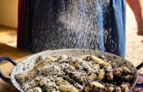 1500px_Mohnnudeln abzuckern_Mohnwirtin kocht©apolt, © Mohnwirt/Thomas Apolt