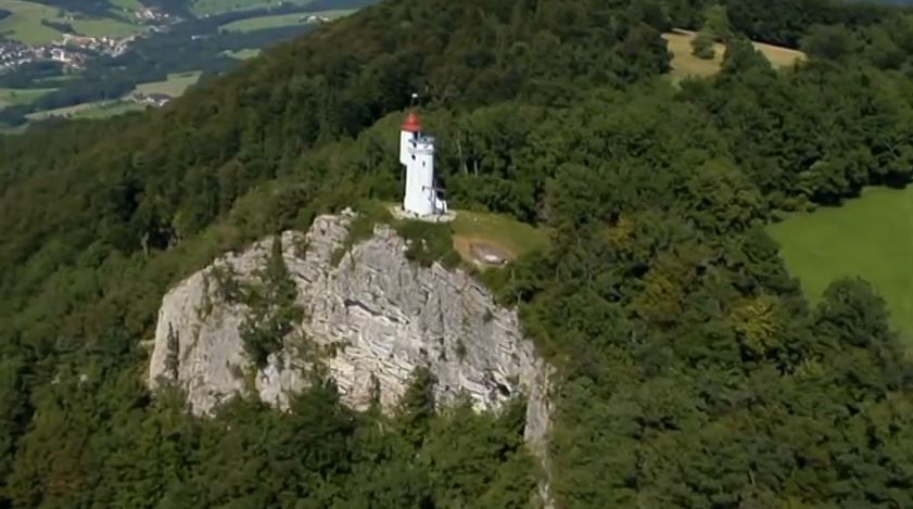 Letecký pohled na Urlingerwarte na zalesněném kopci.