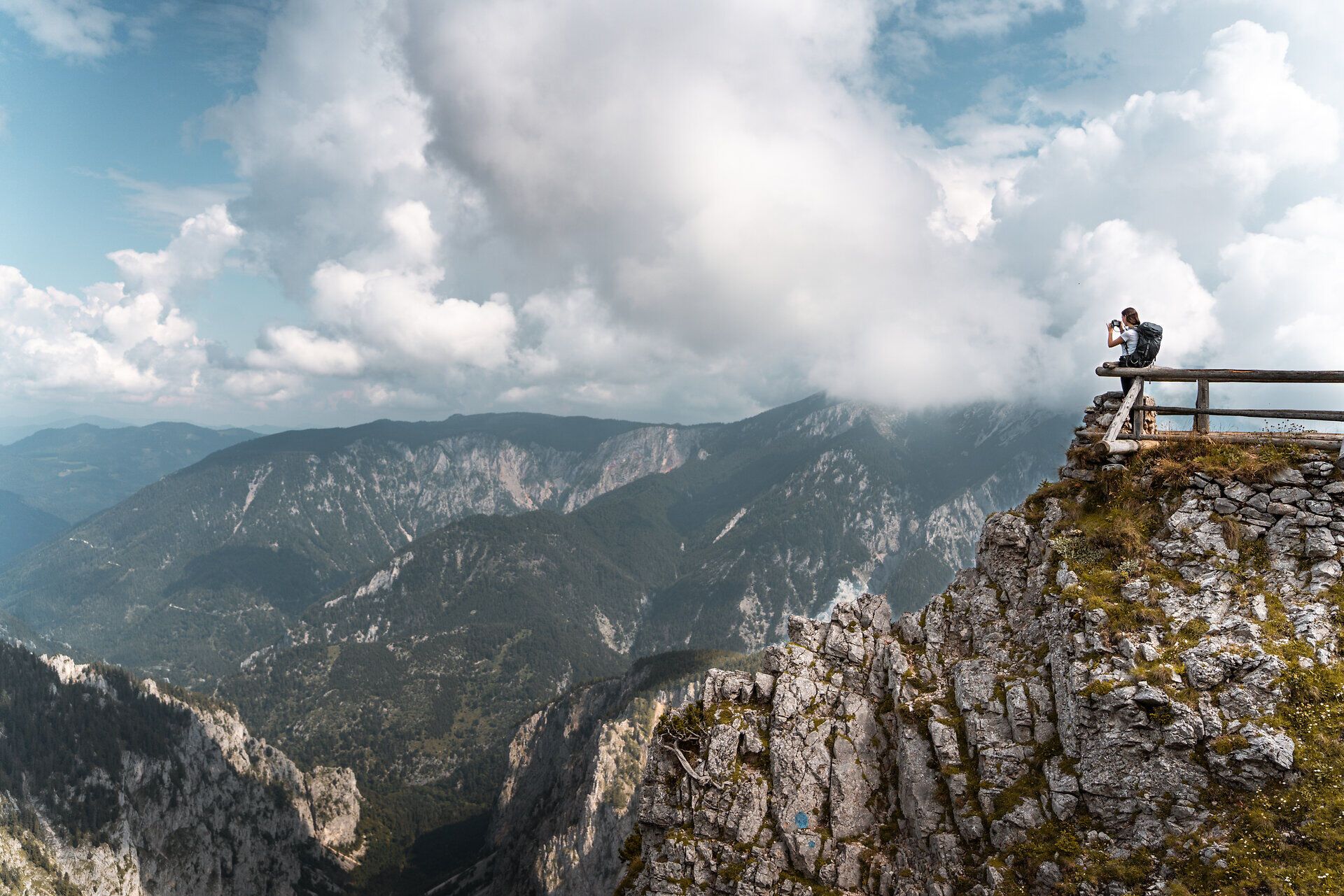 Před vámi se rozprostírá úchvatný výhled na údolí Höllental, zatímco majestátní vrcholy Vídeňských Alp se tyčí k nebi. Svěží horský vzduch a mírné louky vás zvou k tomu, abyste si přírodu užili naplno a nechali duši odpočinout.