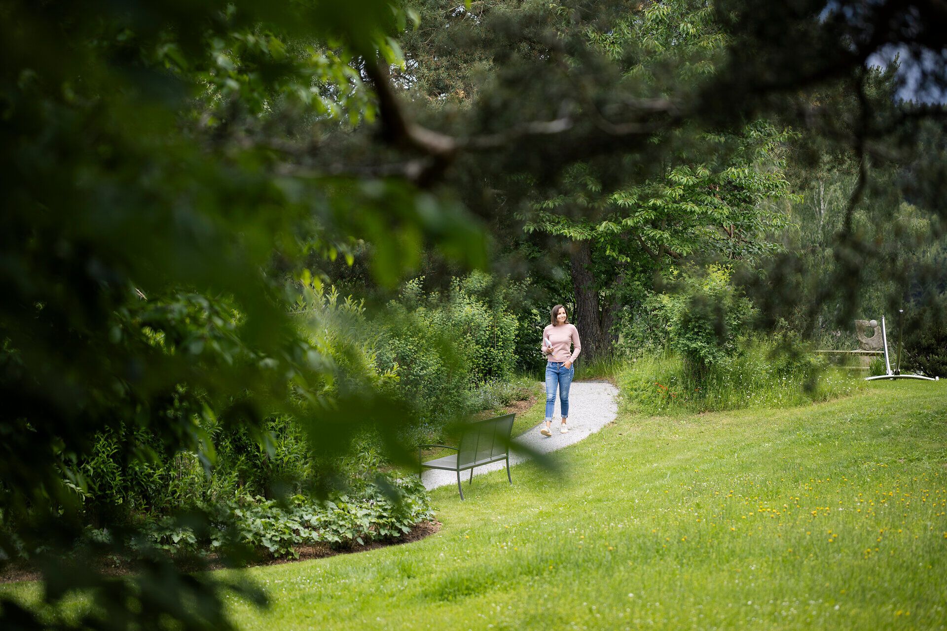 Žena se prochází po zahradě lázeňského hotelu Klosterberg ve Waldviertelu.