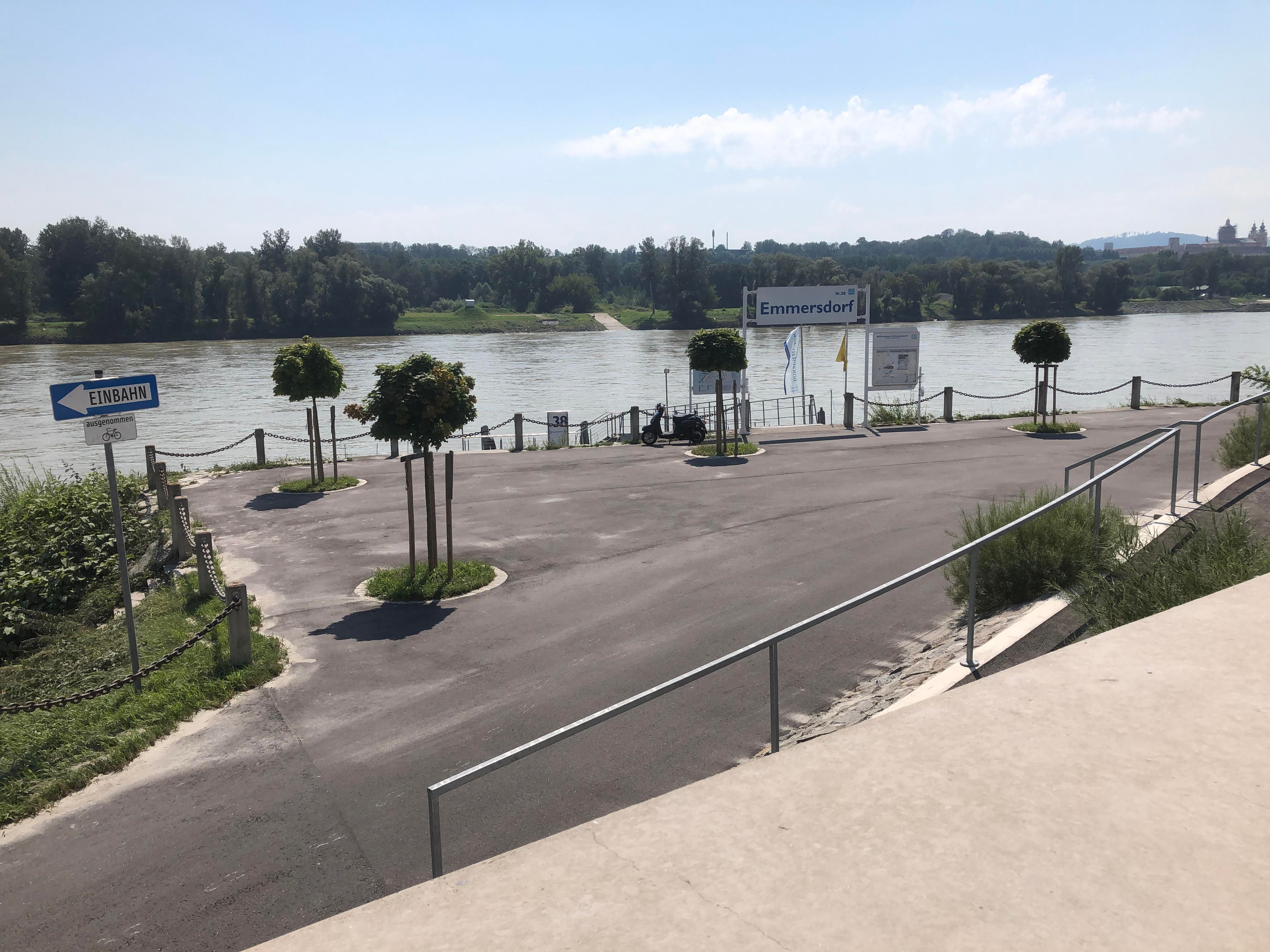 Přístaviště Emmersdorf s řekou a stromy v pozadí.