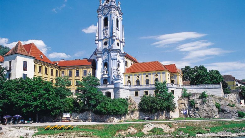 Barokn&iacute; kostel v rakousk&eacute;m D&uuml;rnsteinu na břehu Dunaje.