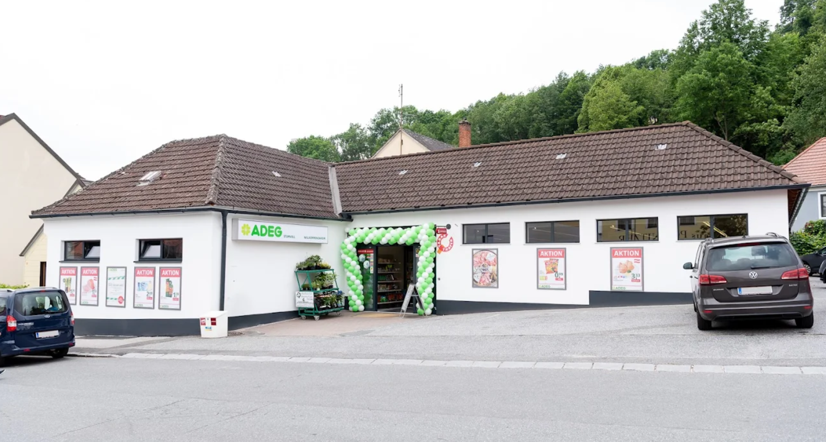 Vchod do supermarketu ADEG vyzdobený balónky.