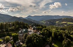 Blick auf das Südbahnhotel Semmering mit der Rax im Hintergrund