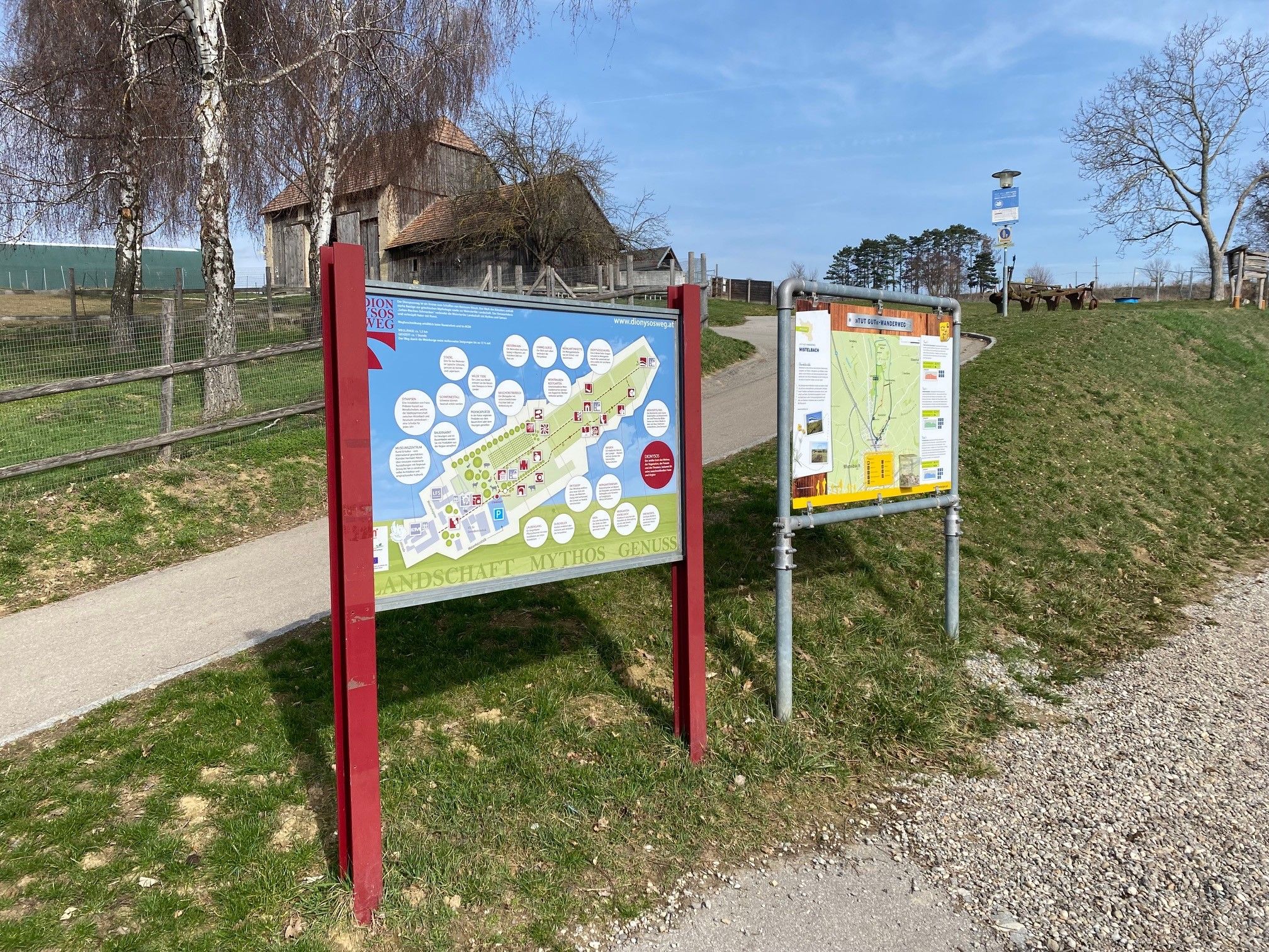 Rozcestník na Dionysosweg v Mistelbachu s mapami a informacemi.