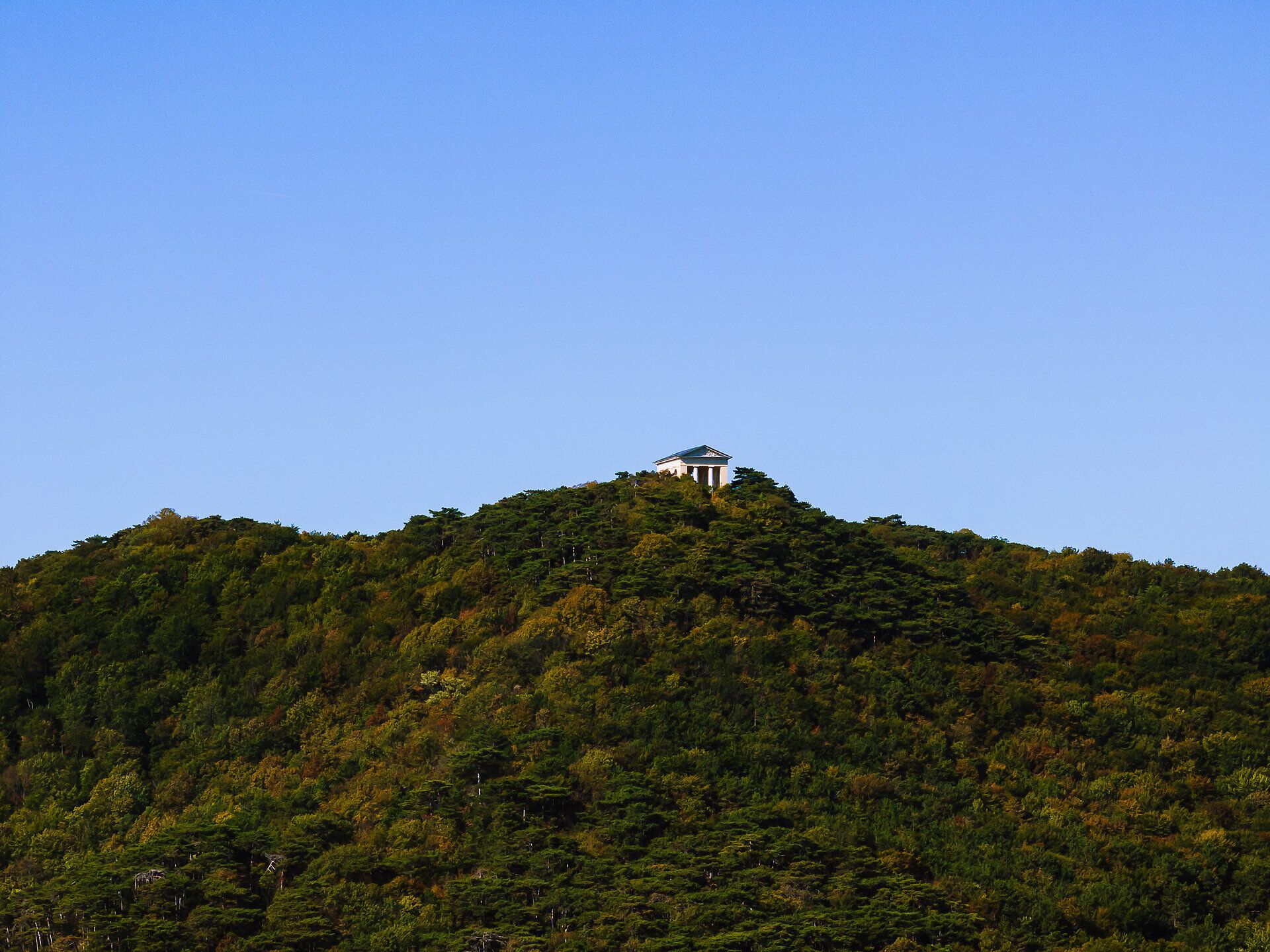 Auf dem Gipfel thront der Husarentempel majestätisch über der üppigen Waldlandschaft. Die sanften Hügel des Wienerwaldes laden zu unvergesslichen Wanderungen ein, während die klare Luft und die atemberaubenden Ausblicke das Herz eines jeden Naturfreundes höher schlagen lassen.