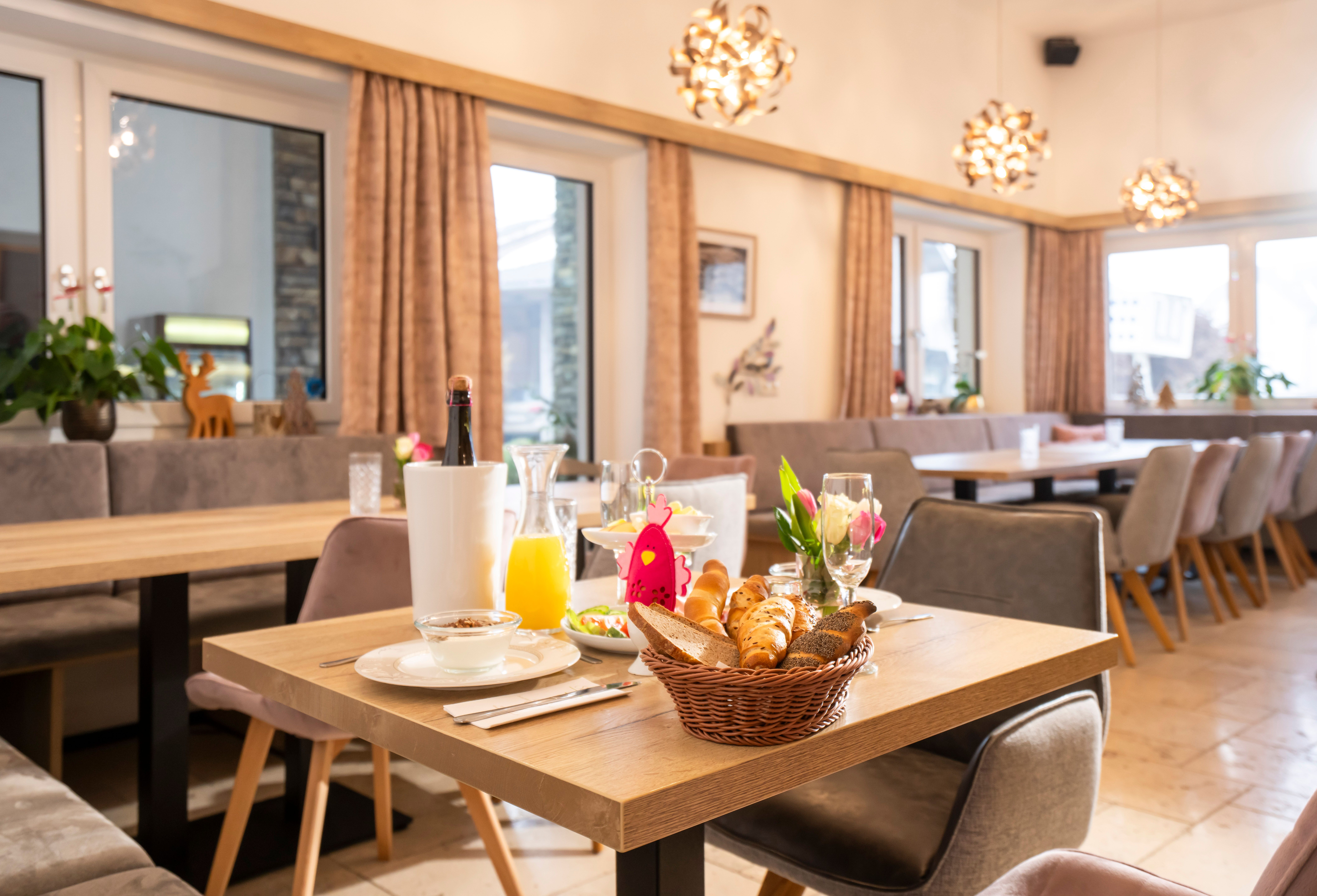 Bohatě prostřený snídaňový stůl s produkty z vlastní produkce