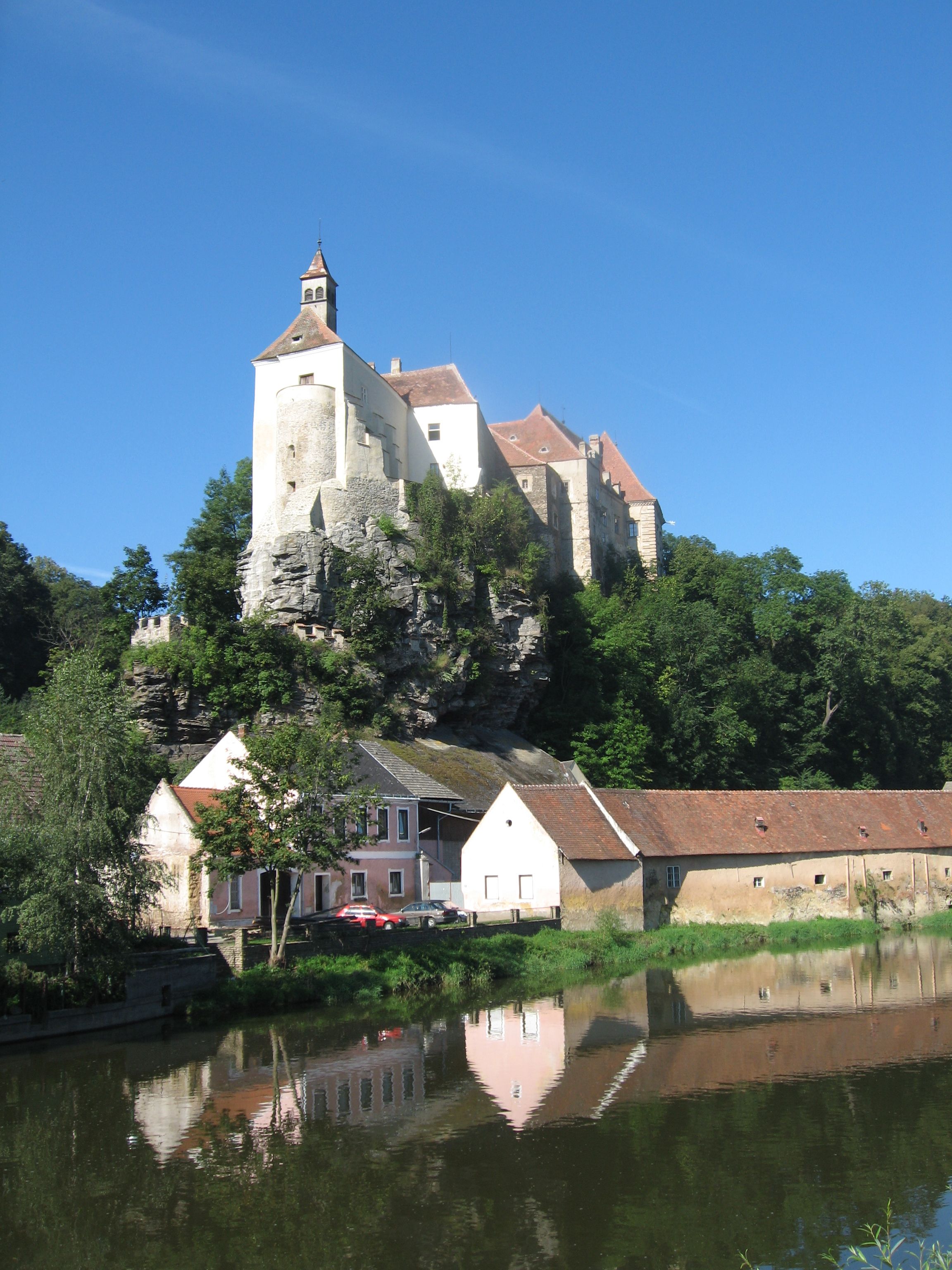 Hrad Raabs an der Thaya na skále nad domy a řekou.