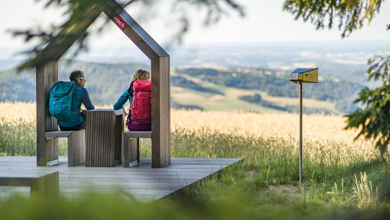 Rastplatz in der Nähe der Aussichtswarte am Hutwisch, © Wiener Alpen/Martin Fülöp