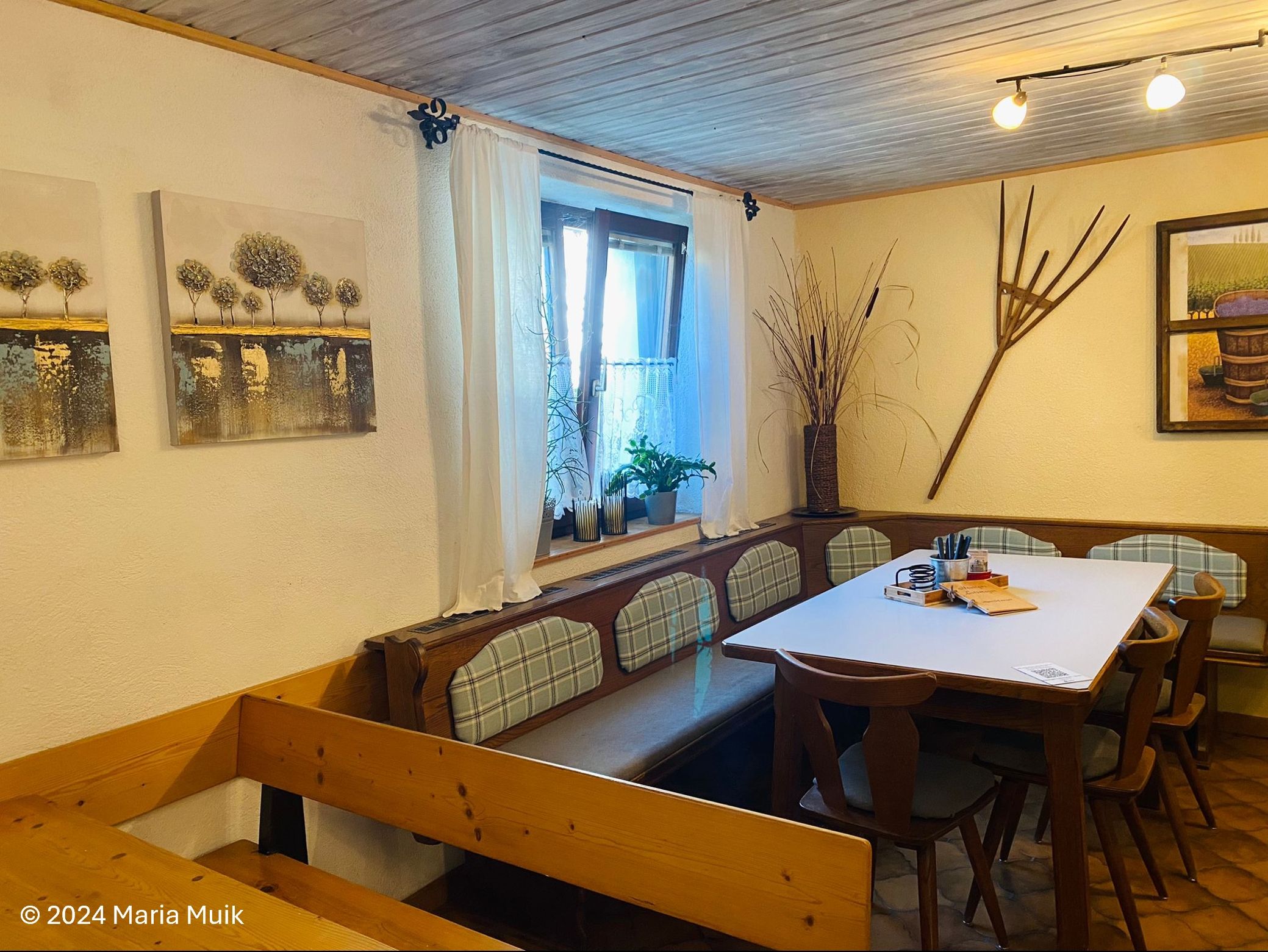 Restaurace zevnitř, posezení