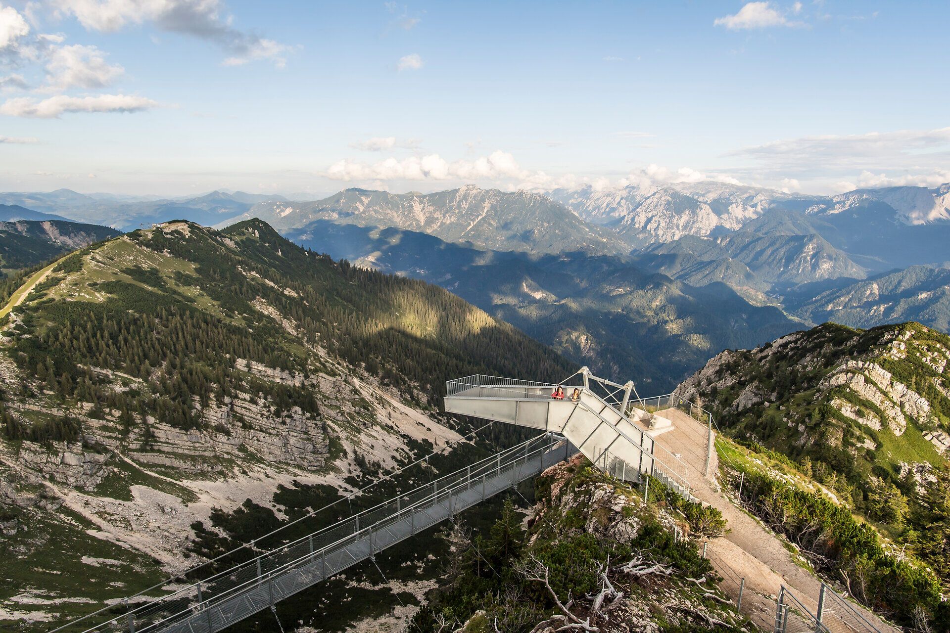Die majestätischen Berge erstrecken sich bis zum Horizont und laden zu unvergesslichen Abenteuern ein. Die frische, klare Luft und die atemberaubenden Ausblicke schaffen eine Atmosphäre der Ruhe und Erholung. Hier, inmitten der Natur, wird jeder Schritt zum Erlebnis.