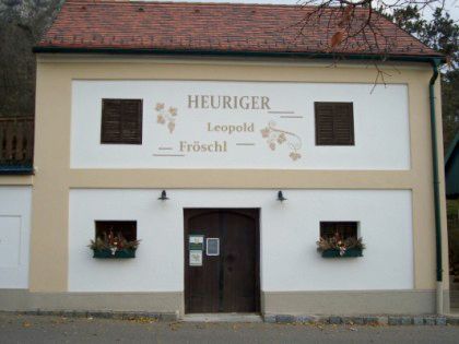 Fasáda vinárny s nápisem "Heuriger Leopold Fröschl".