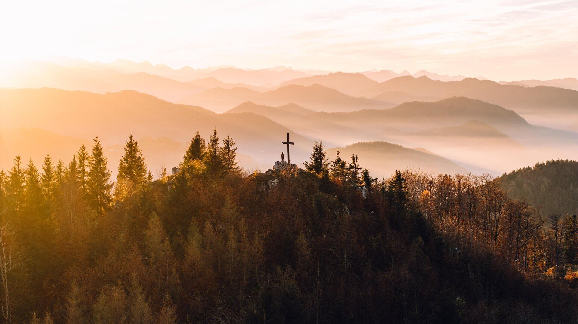 Mírné kopce regionu Mostviertel září teplým podzimním světlem a stromy září pestrými barvami. Kříž na vrcholu vybízí turisty, aby se pokochali úchvatným výhledem na okolní hory a údolí. Zde, kde je příroda v plném rozkvětu, najde každý návštěvník místo klidu a inspirace.