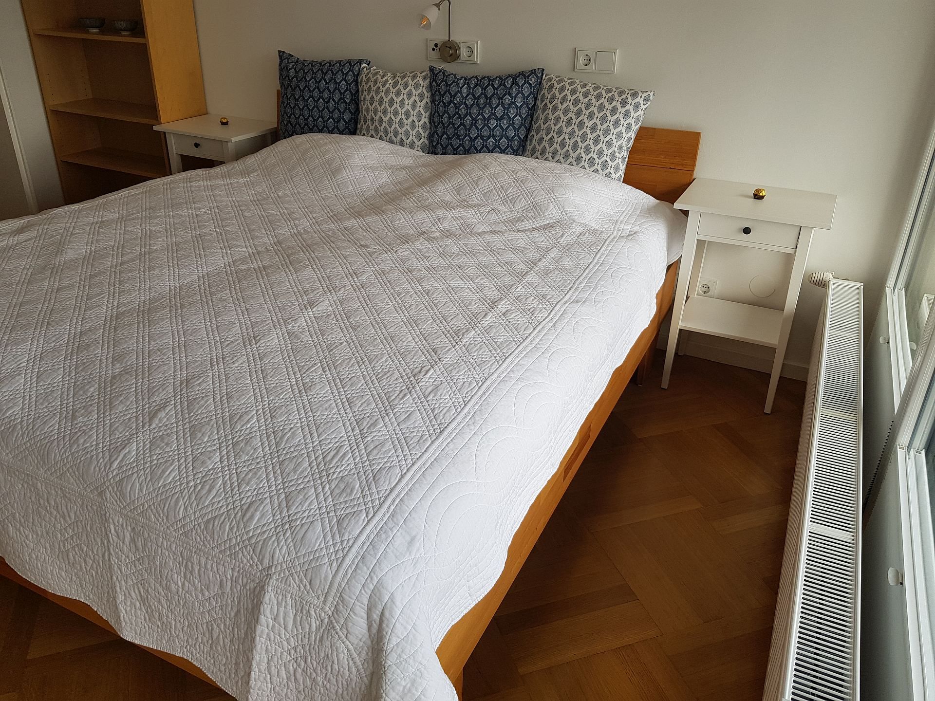 Ložnice s manželskou postelí
