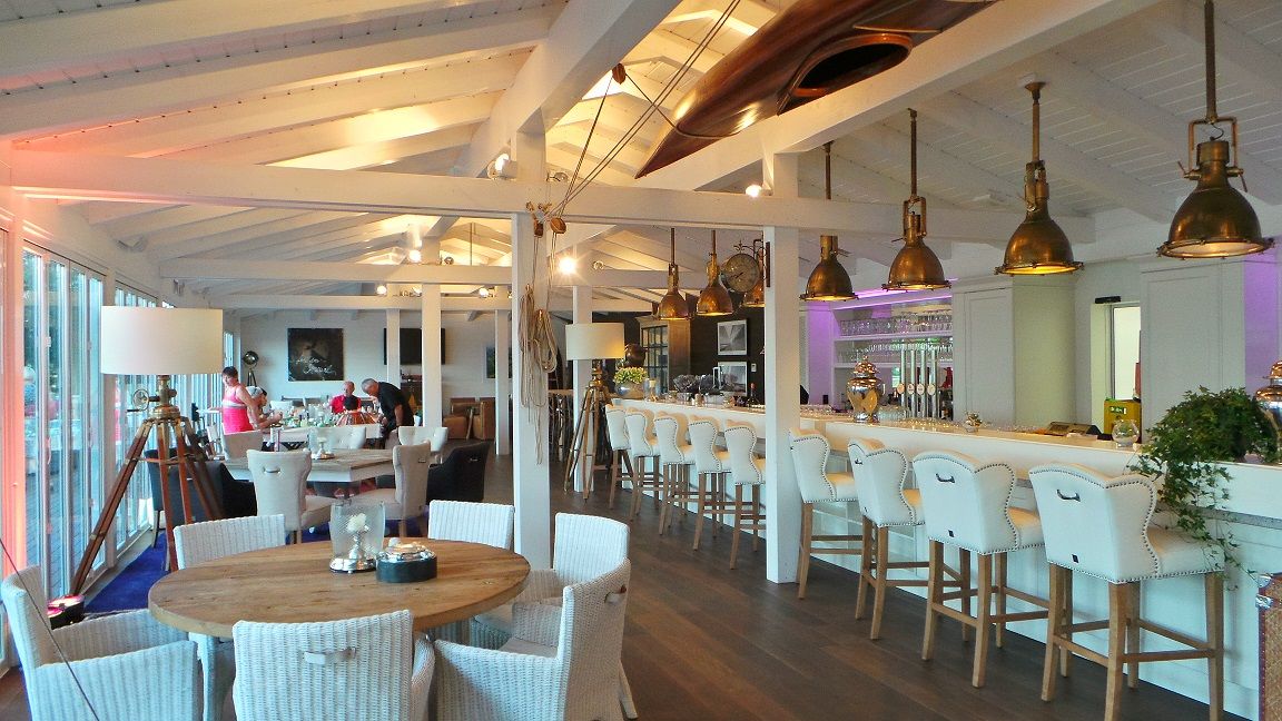 Pohled do interiéru stylové snídaňové restaurace s barem a posezením.