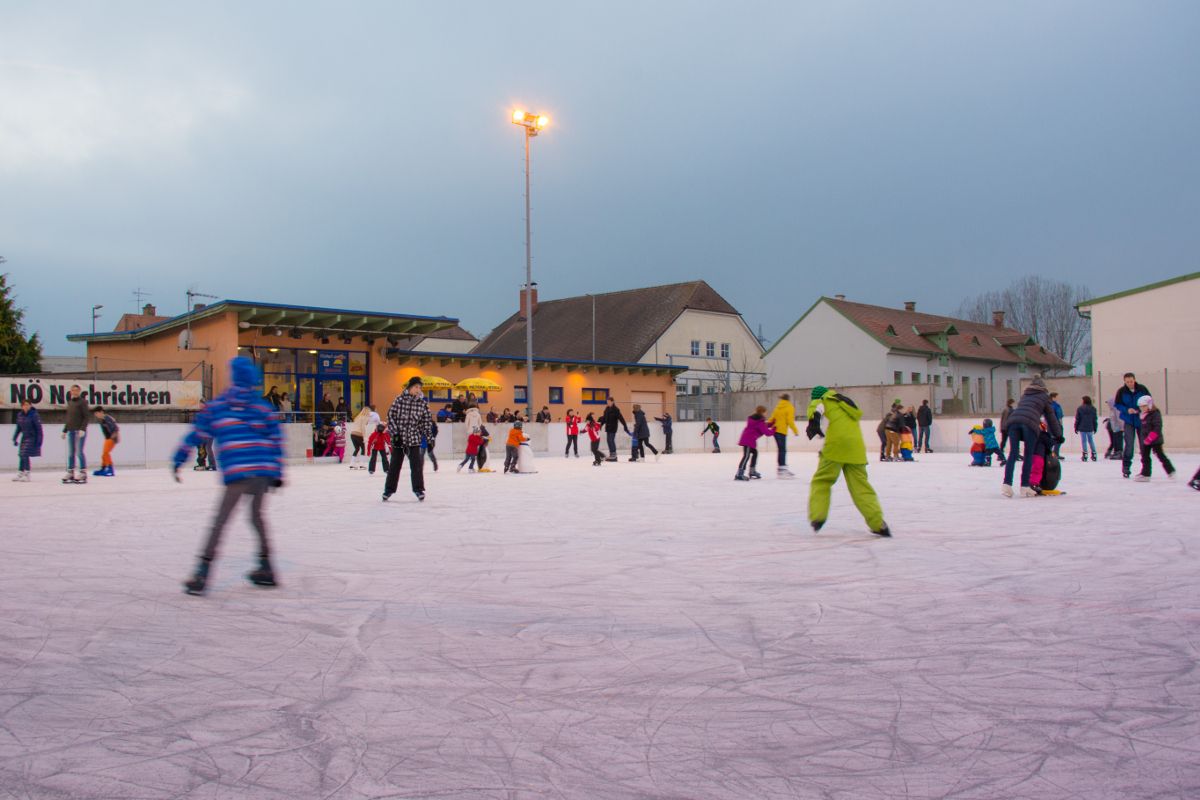 Lidé bruslí na umělém kluzišti v Hollabrunnu.