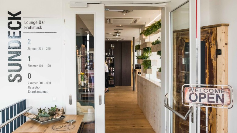 Vchod do baru Lounge, &copy; Das Alfred