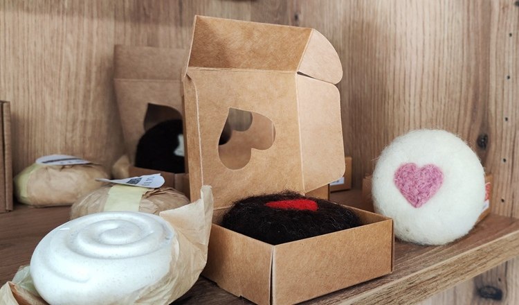 Mobile farm store with lovingly made products, © Wiener Alpen