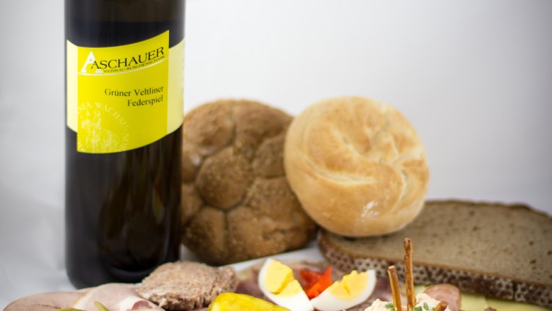 Snack and home-made wine at the Aschauer wine tavern, © Familie Aschauer