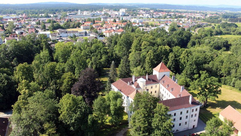 Castle park with Gm&uuml;nd Castle, &copy; Stadtgemeinde Gm&uuml;nd