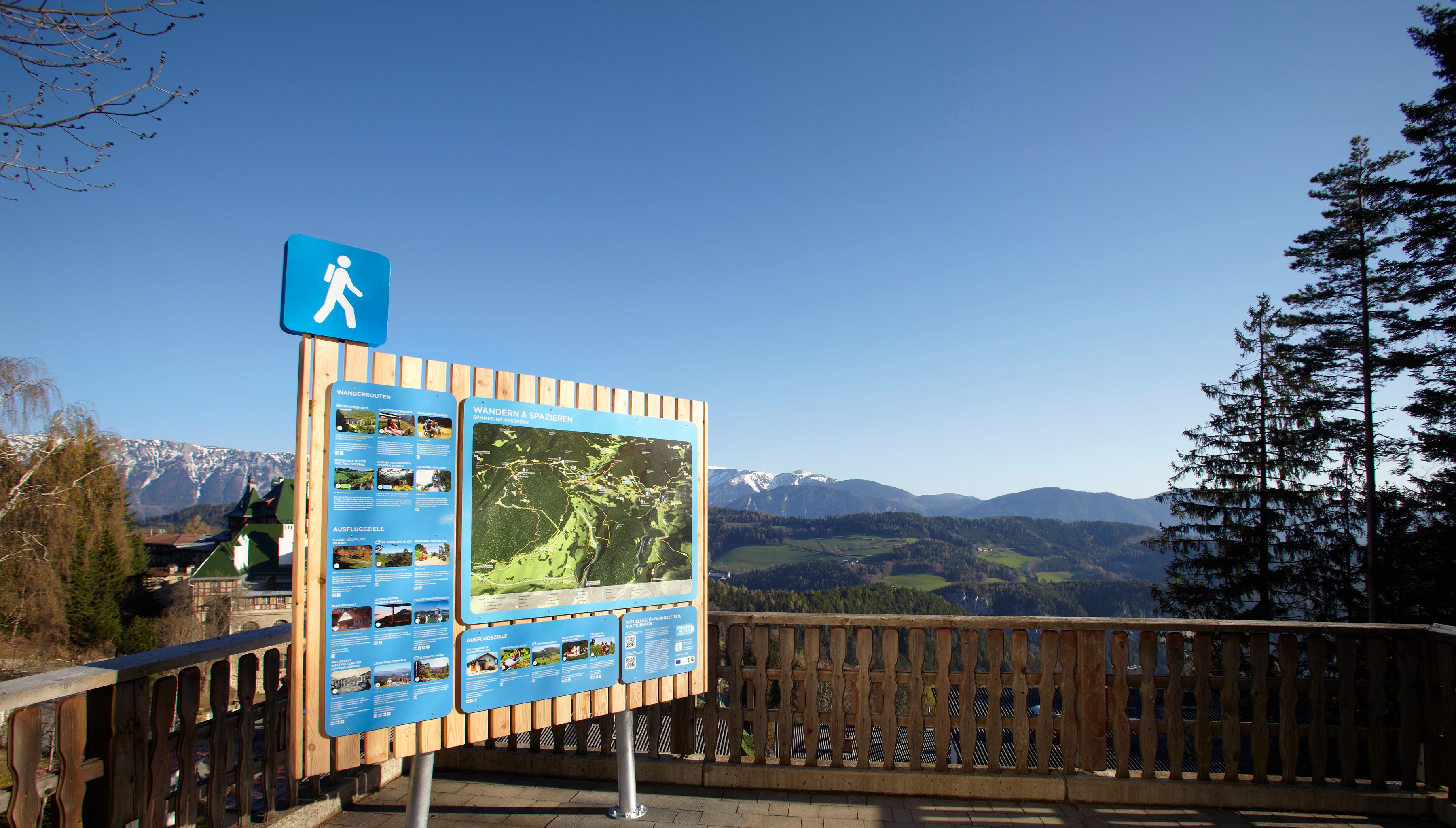 Výchozí bod pěší turistiky Semmering s informační tabulí a horskou krajinou v pozadí.